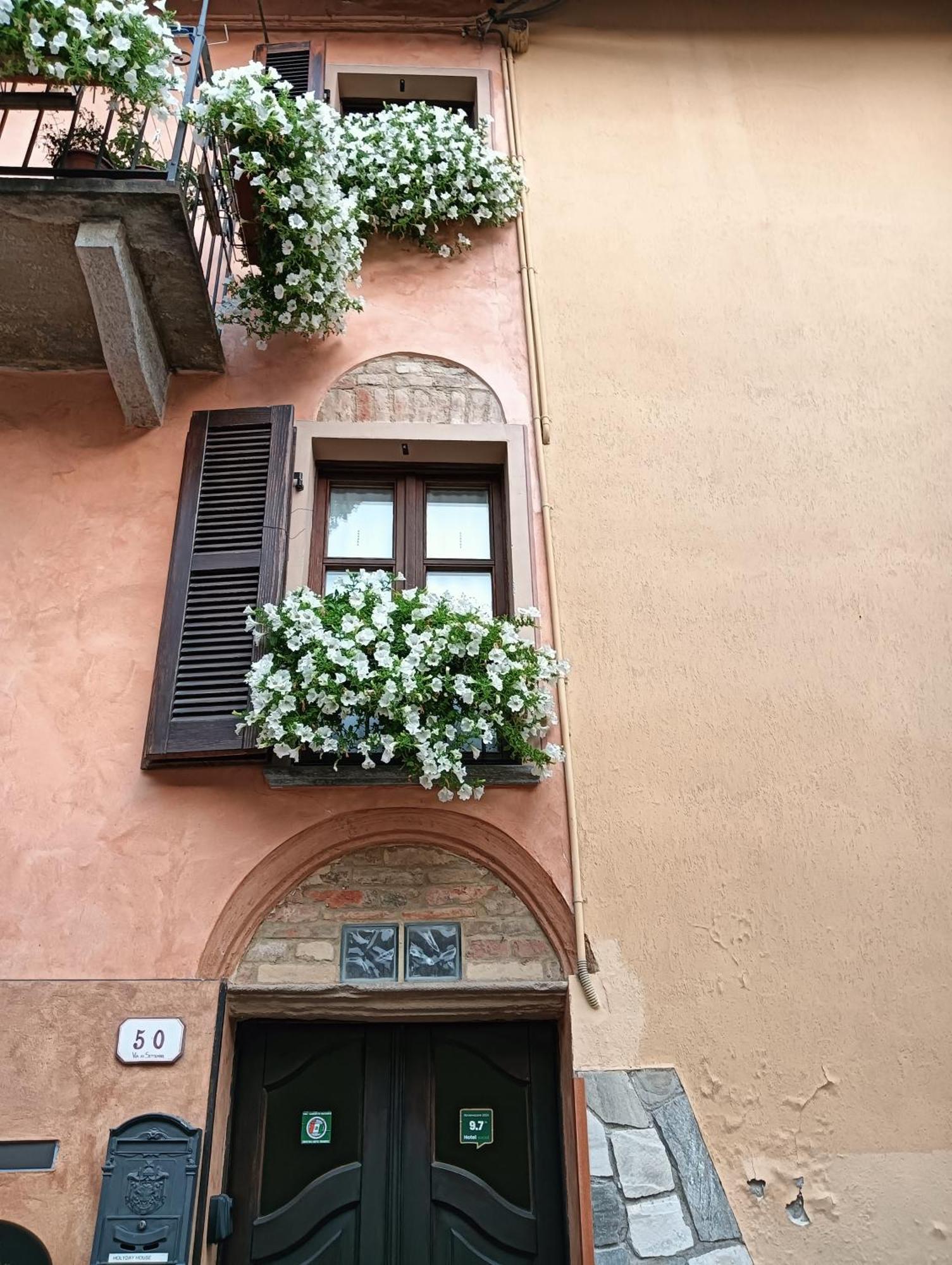 Holiday House Antica Dimora Soggiorni In Langa Centro Storico La Morra Exterior foto